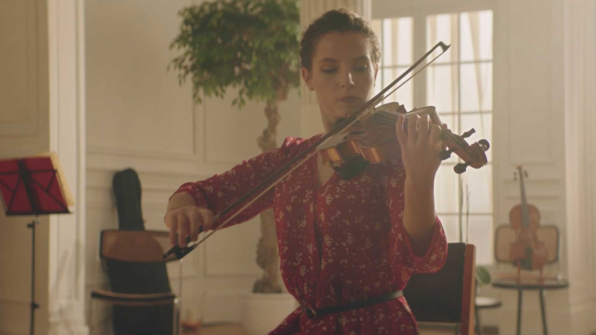 femme musicienne musique violon répétition robe rouge