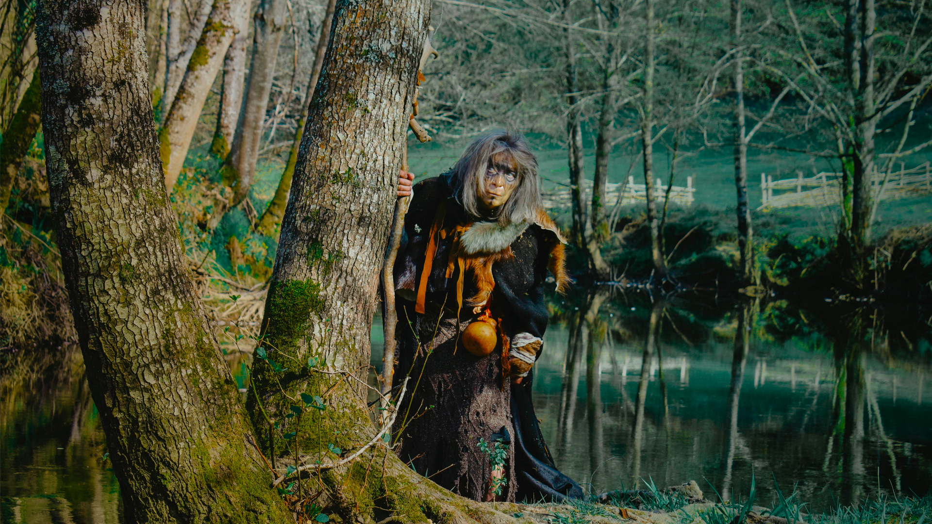 femme druide druidesse rivière forêt arbre