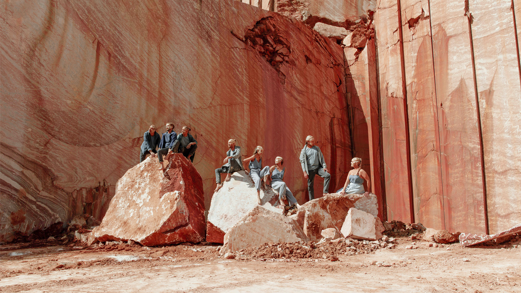 falaise carrière de marbre tribu groupe rose bleu